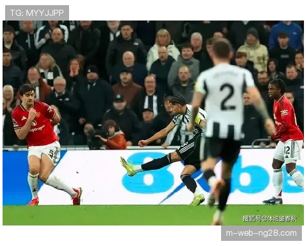 曼联后防核心马丁内斯伤情反复 争三关键战前防线再遭打击 曼联后防核心马丁内斯伤情反复 争三关键战前防线再遭打击